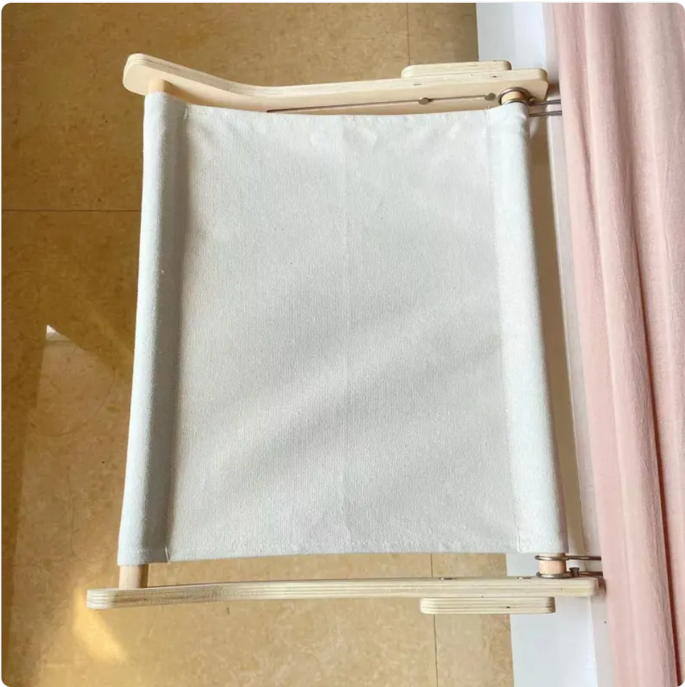 Lit en bois pour chat – balcon ou fenêtre