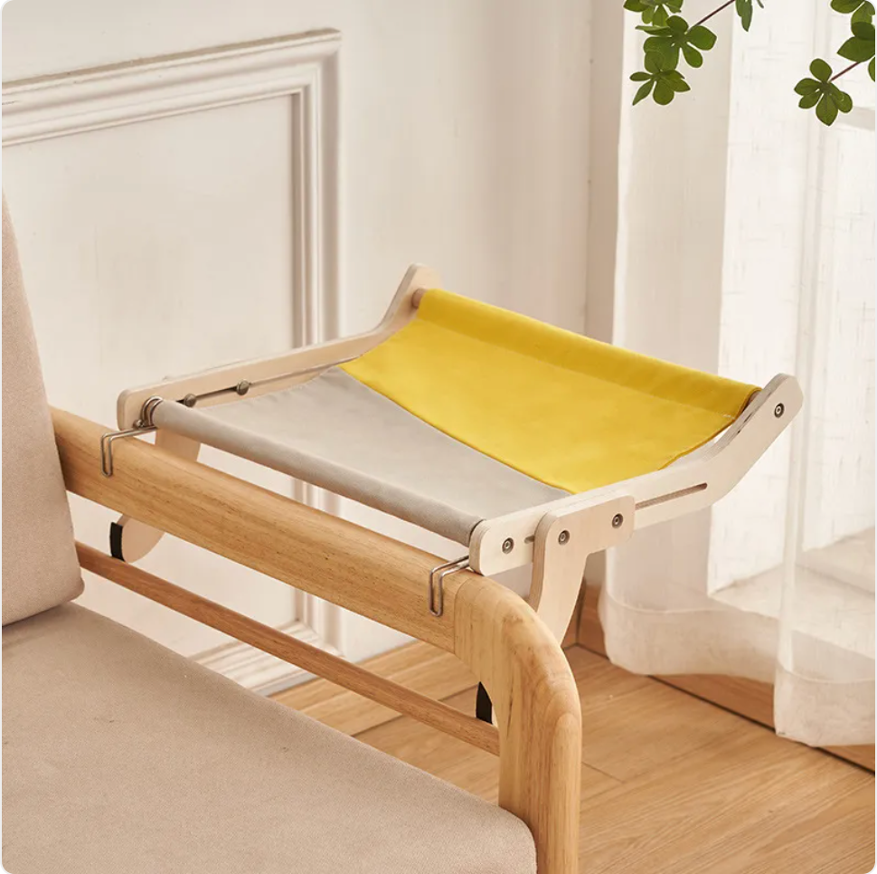 Lit en bois pour chat – balcon ou fenêtre