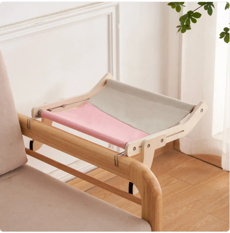Lit en bois pour chat – balcon ou fenêtre
